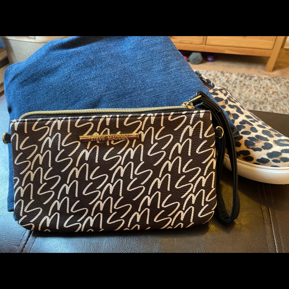 Steve Madden Charging Clutch